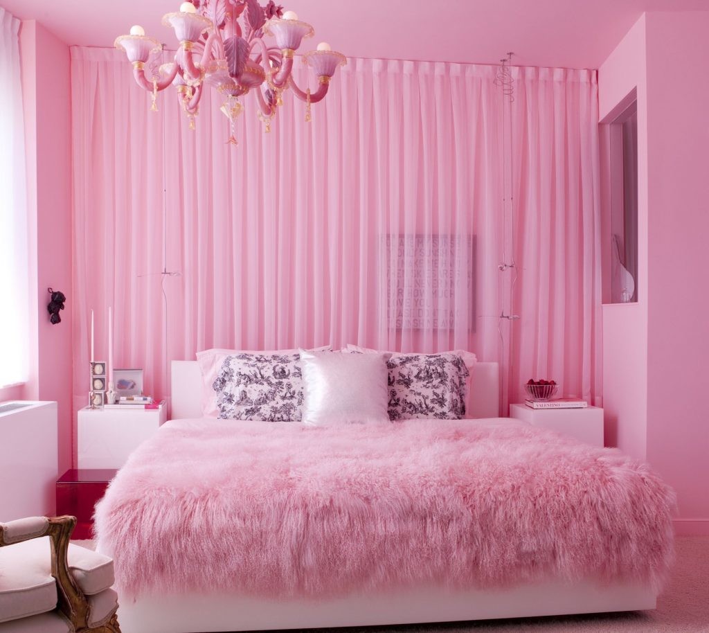 Rózsaszín függöny a hálószoba belsejében