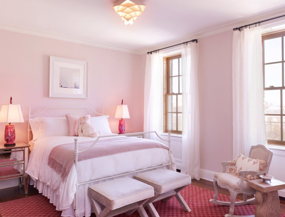 Šūpuļkrēsls uz rozā paklāja guļamistabā