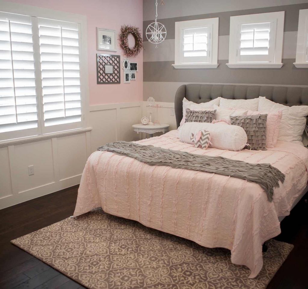 Interior dormitor într-o paletă gri-roz