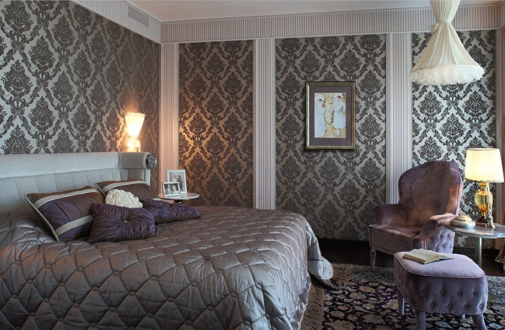 Papel de parede de seda com padrões na parede do quarto