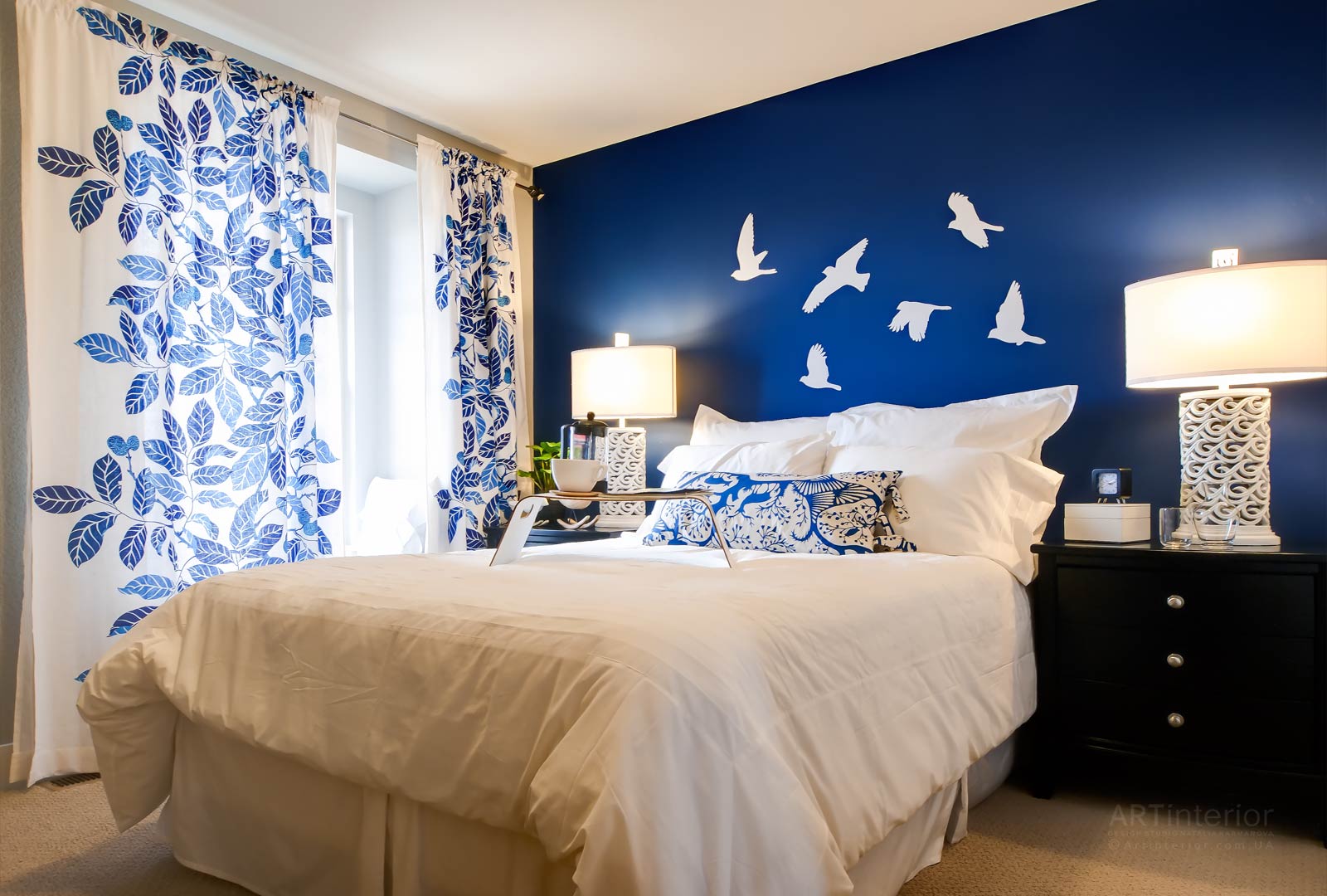 חדר שינה בתמונה כחולה