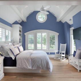 ห้องนอนในรูปถ่ายสีน้ำเงิน