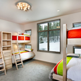 غرفة نوم للأطفال مع سرير بجانب النافذة