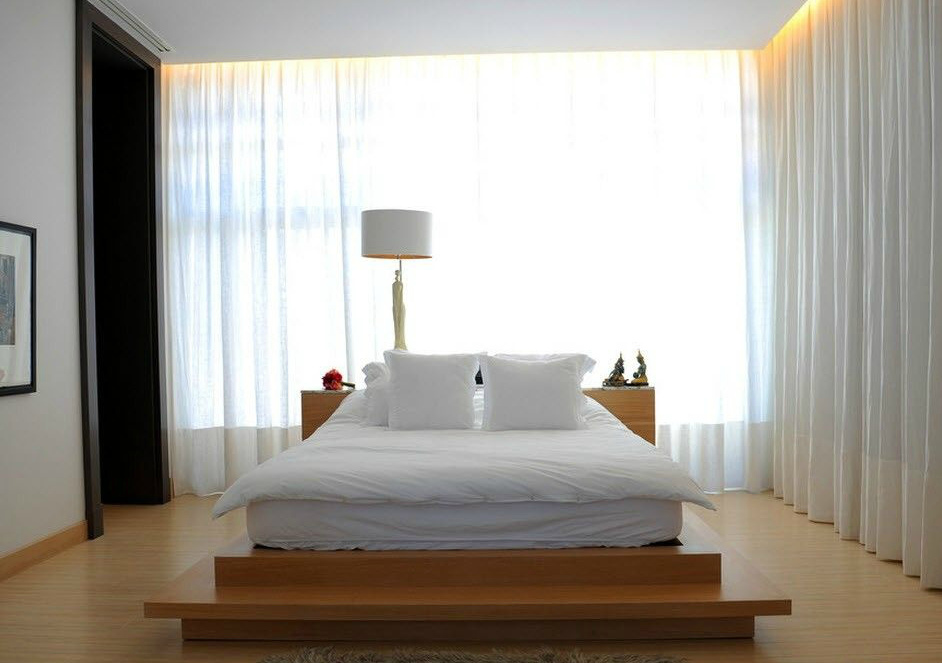 غرفة نوم مع تصميم نافذة السرير