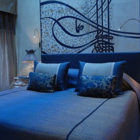 υπνοδωμάτιο σε μπλε έγχρωμη φωτογραφία