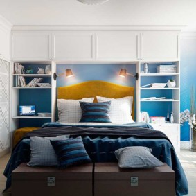 חדר שינה בתמונה בצבע כחול