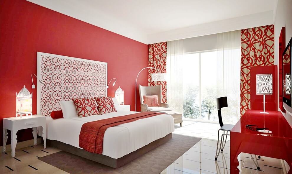 sarkans guļamistabas dekors