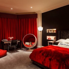 غرفة نوم حمراء الصورة