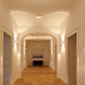 אורות בעיצוב התצלומים במסדרון