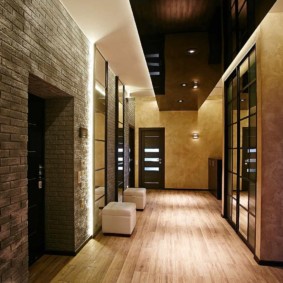 الأرضيات الخشبية في قاعة مدخل الشقة