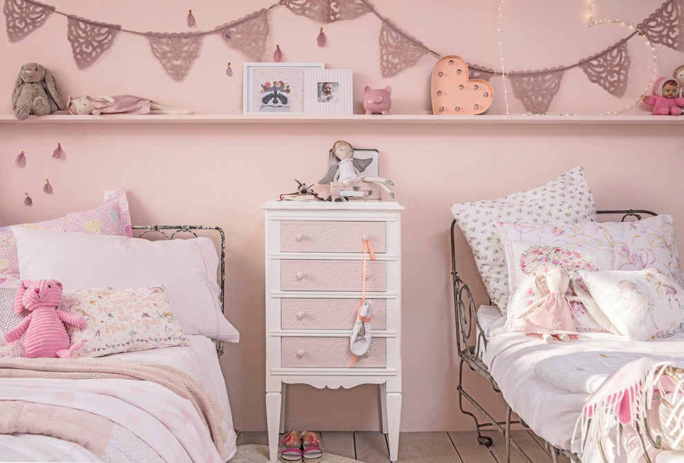 Meja sisi katil dengan laci warna merah jambu
