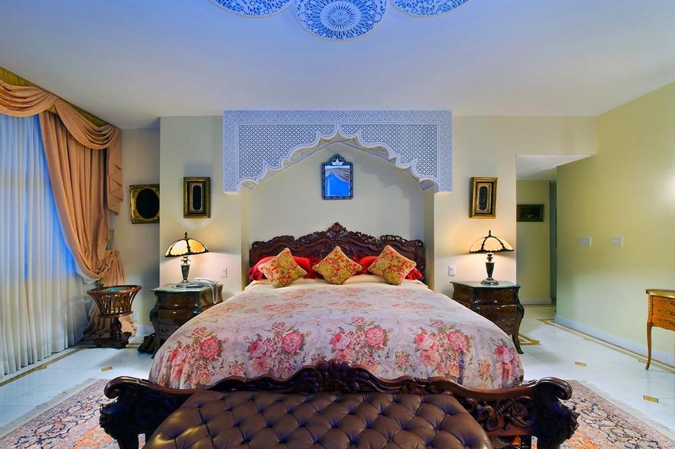מיטת קינג סייז בחדר שינה בסגנון מזרחי