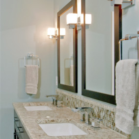גובה המראה מעל הכיור בעיצוב חדר האמבטיה