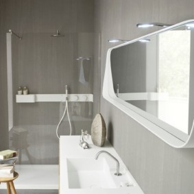 גובה המראה מעל עיצוב כיור האמבטיה
