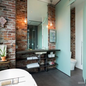 גובה המראה מעל הכיור בתצלום הפנימי בחדר האמבטיה