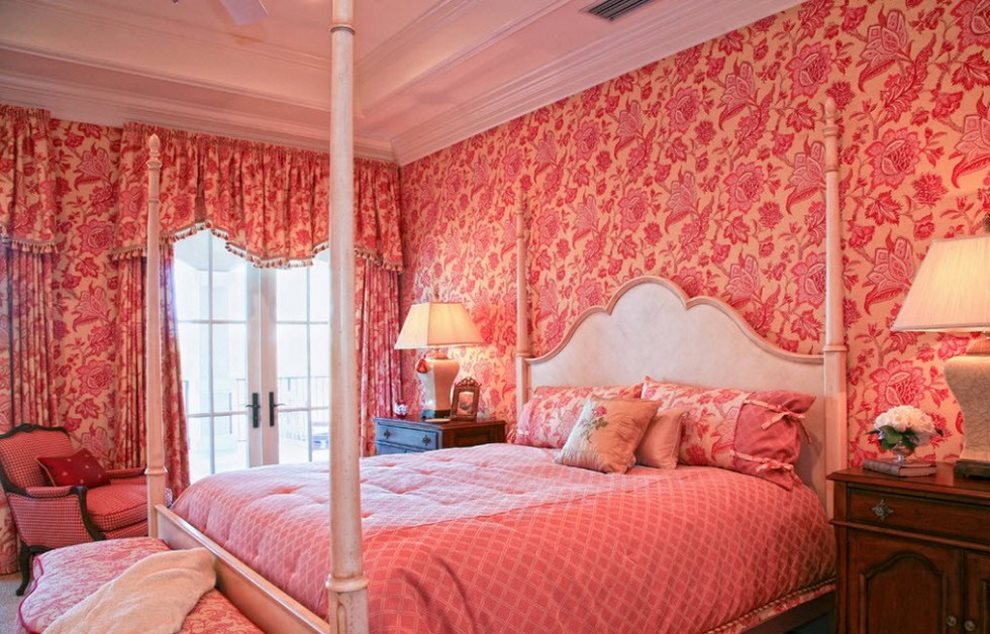 Giấy dán tường màu hồng sáng phù hợp với rèm cửa