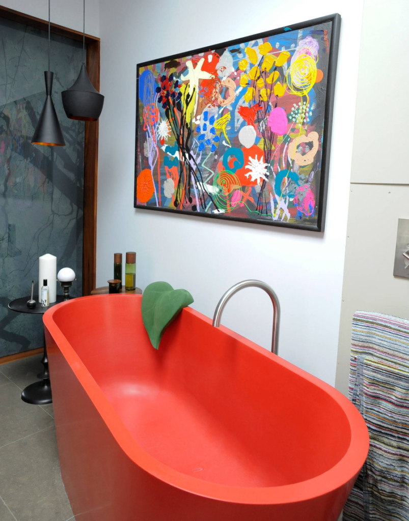 Bồn tắm acrylic màu đỏ mờ trong một căn phòng nhỏ
