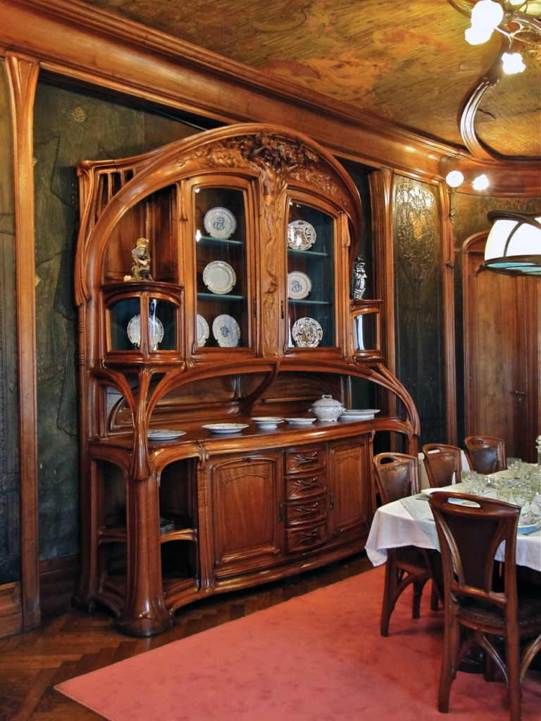 خزانة ذات أدراج قديمة في مطبخ غرفة المعيشة