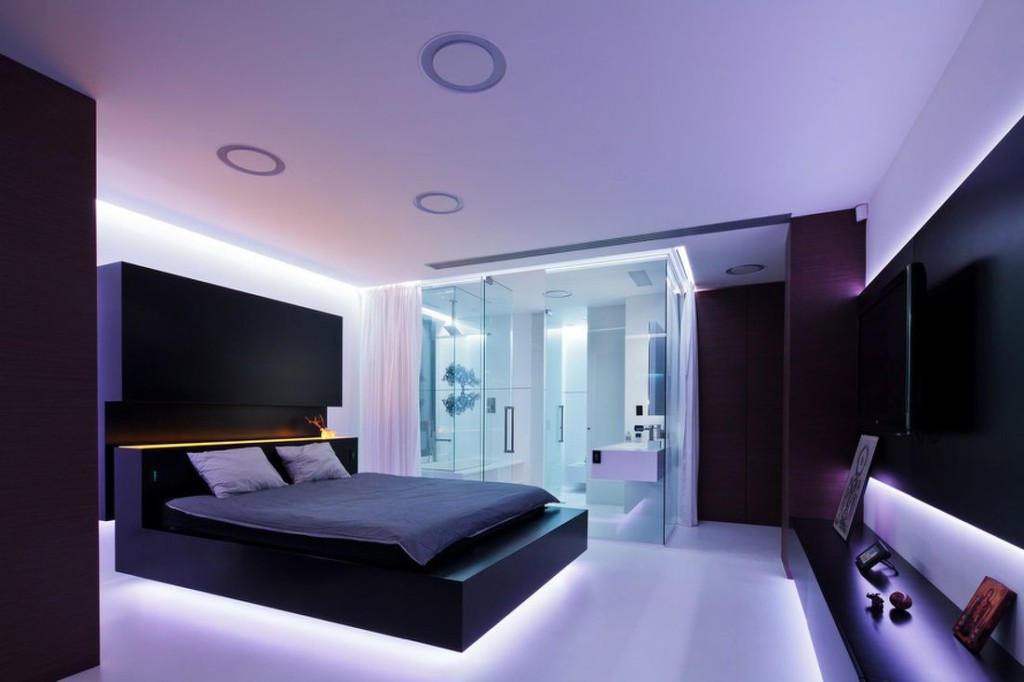 تصميم واسع لغرفة النوم ذات تقنية عالية