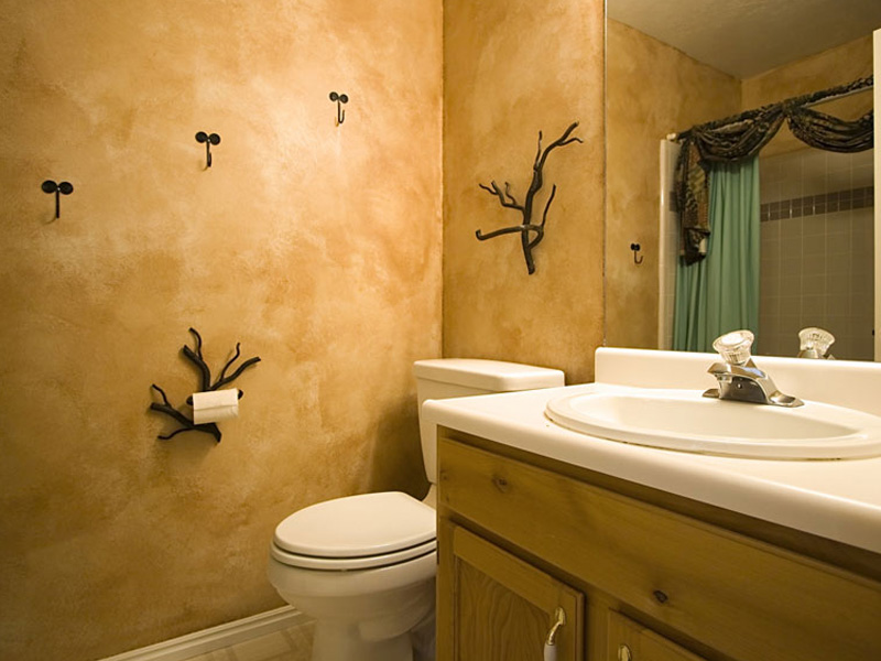 Decoratief pleisterwerk van de wanden van de badkamer
