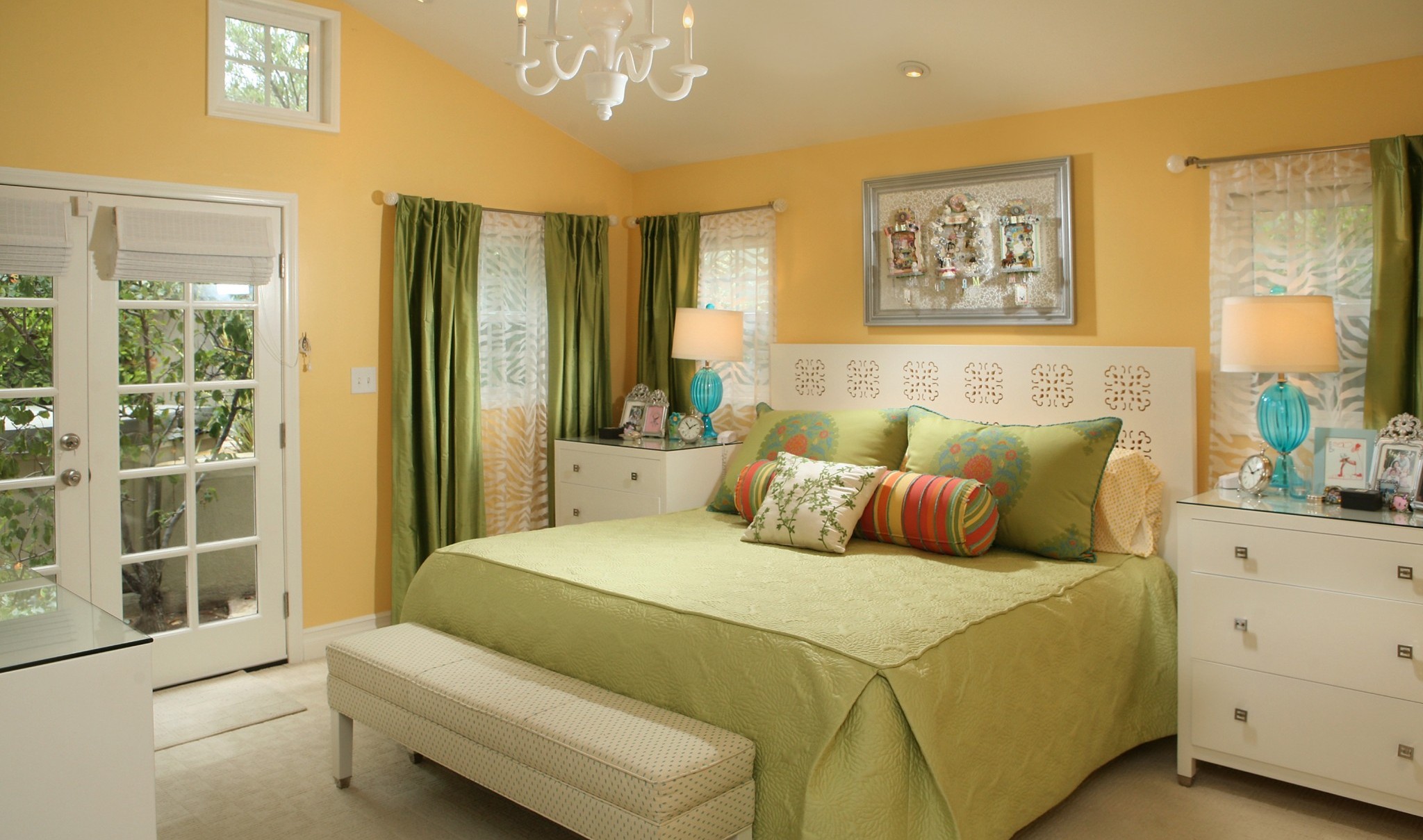 bedroom 16 square meters pastel colors