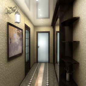 מסדרון צר וארוך בתצלום הפנימי של הדירה