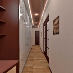מסדרון ארוך וצר ברעיונות הפנים לדירה