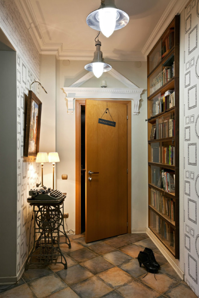 Porte en bois dans un petit couloir de style high-tech