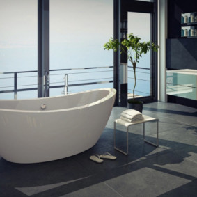 חדר אמבטיה גדול עם נוף לים