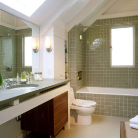 Podkrovný interiér kúpeľne v súkromnom dome