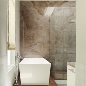 Carreaux de marbre sur le mur de la salle de bain
