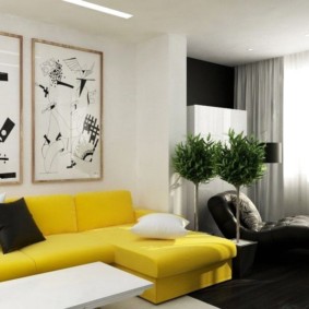 أريكة صفراء في غرفة معيشة عصرية