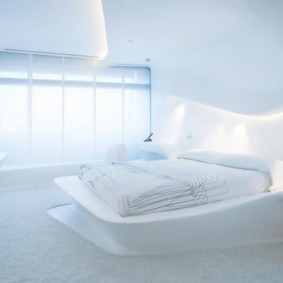غرفة نوم بيضاء مع نافذة بانورامية