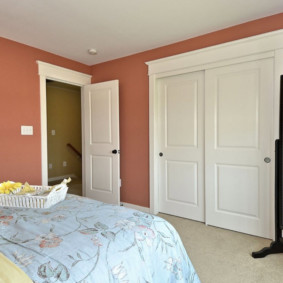 أبواب بيضاء في غرفة نوم وردية
