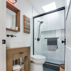 Smalle badkamer met douche