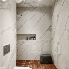 Carreaux de marbre dans la salle de bain combinée