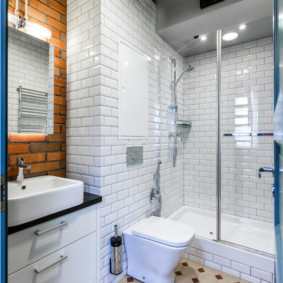 Lát gạch trên tường phòng tắm với diện tích 4 mét vuông