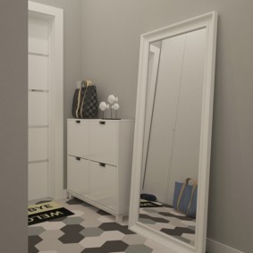 مرآة أرضية بإطار أبيض