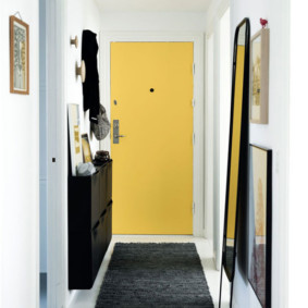 דלת צהובה בסוף מסדרון צר