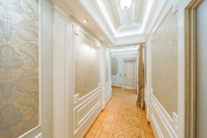 couloir classique avec plafond en plaques de plâtre