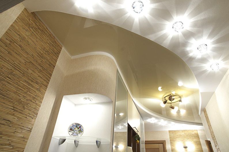 couloir avec un plafond inhabituel en plaques de plâtre