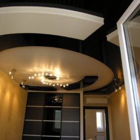 couloir avec décoration de plafond en plaque de plâtre