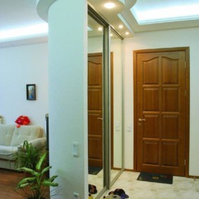 couloir avec intérieur de plafond en plaques de plâtre