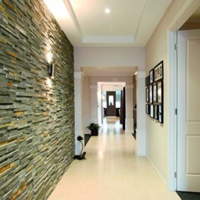couloir avec plafond en plaques de plâtre