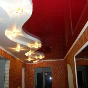 couloir avec plafond en plaques de plâtre