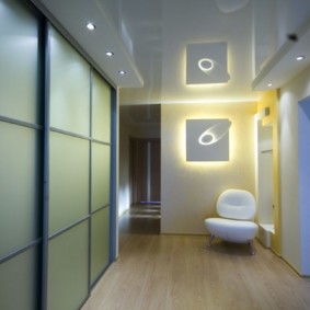 couloir avec des idées de conception de plafond en plaques de plâtre