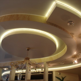 couloir avec plafond en plaque de plâtre