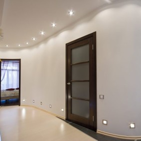 couloir avec plafond en placoplâtre types de conception