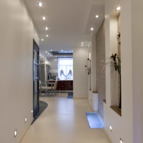 couloir avec un design intérieur de plafond en placoplâtre