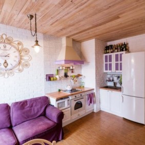 Appartamento con soffitto in legno